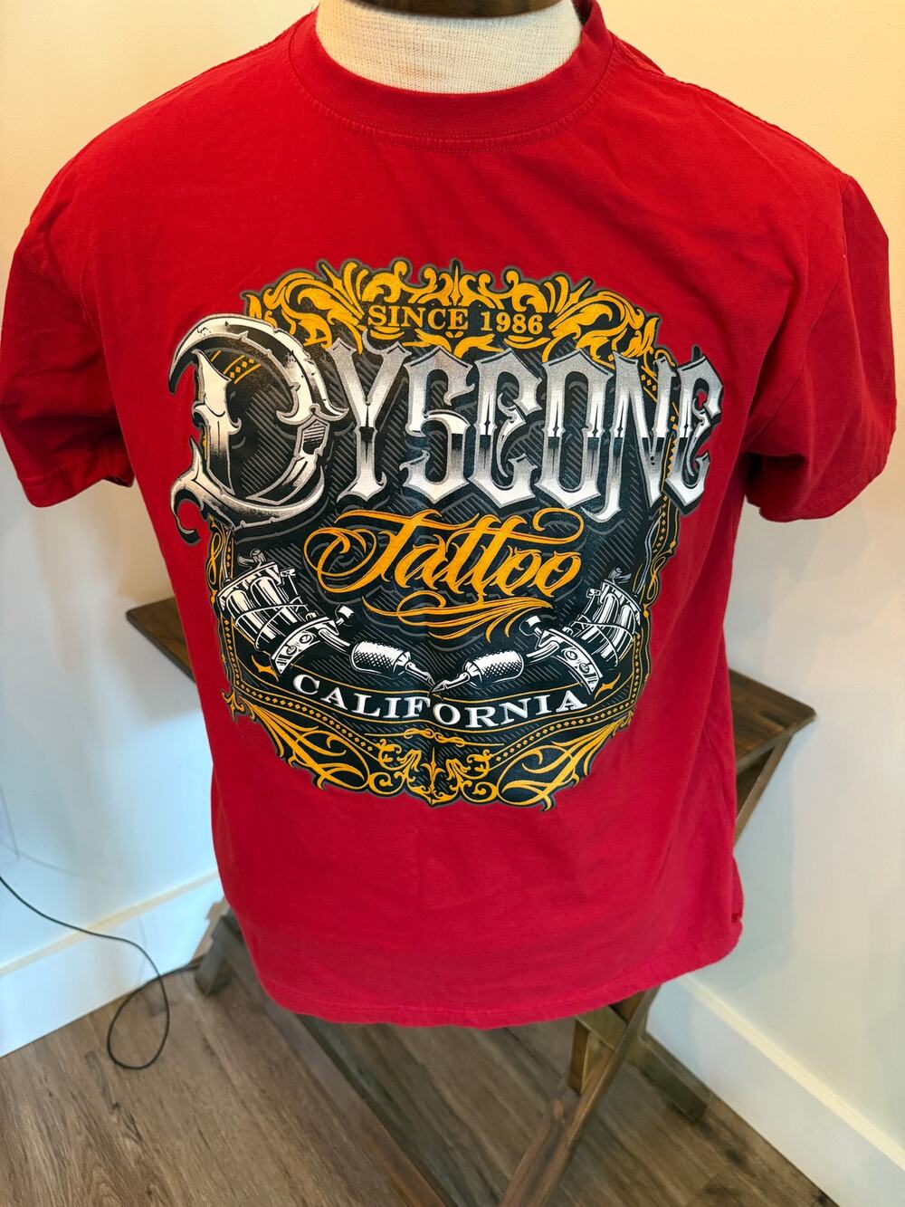 Dyse One Tattoo California Men’s Red Short Sleeve Shirt Size XL